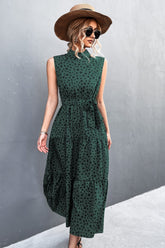 Robe imprimée à col montant sans manches avec ceinture et volants